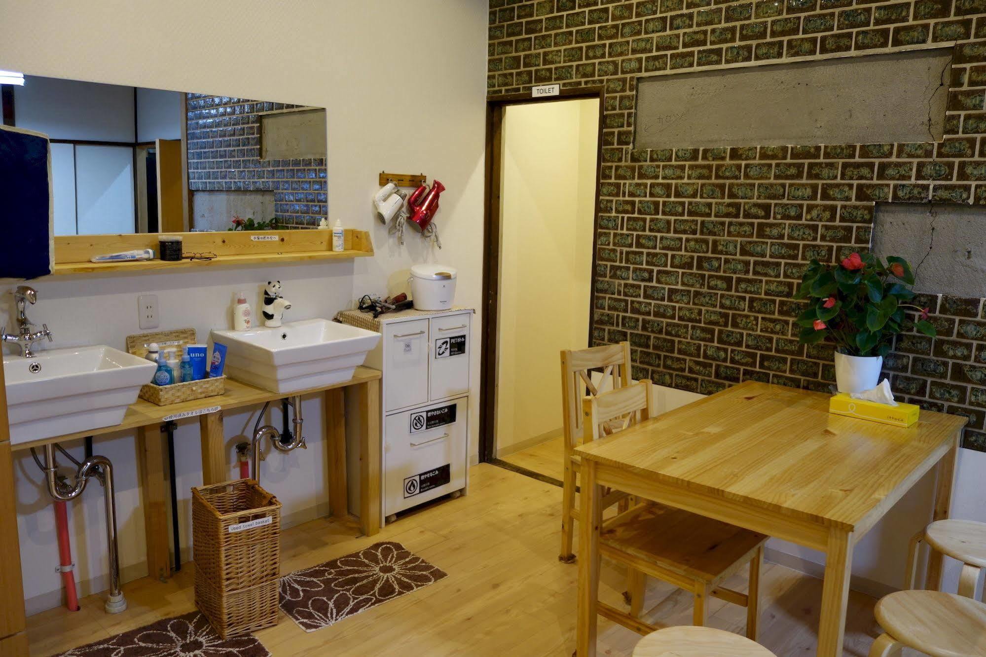 Guesthouse Akicafe Inn Hiroshima Extérieur photo